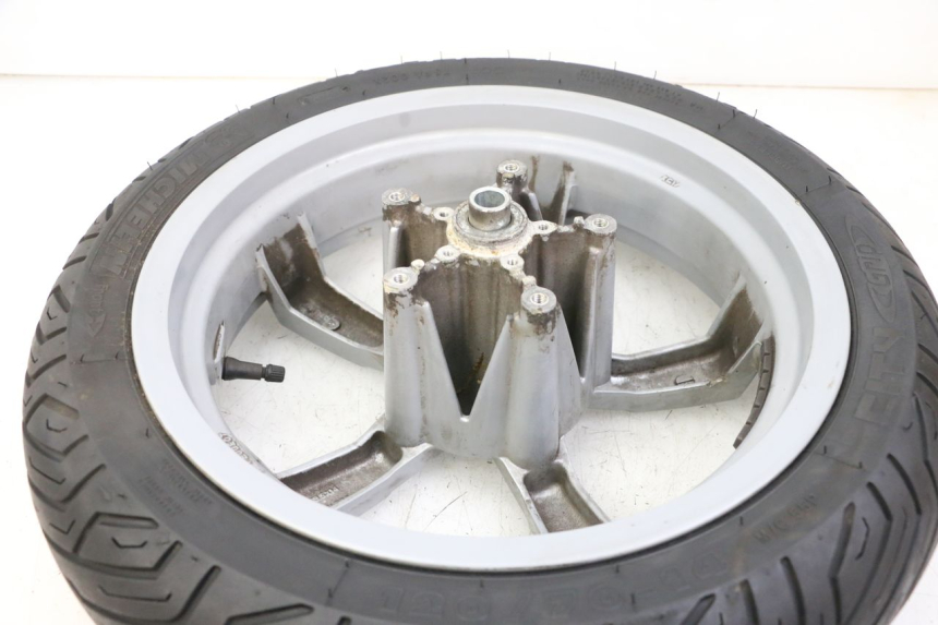 photo de LLANTA DELANTERA Y NEUMÁTICO PEUGEOT SATELIS 125 (2013 - 2018) - Primer plano técnico