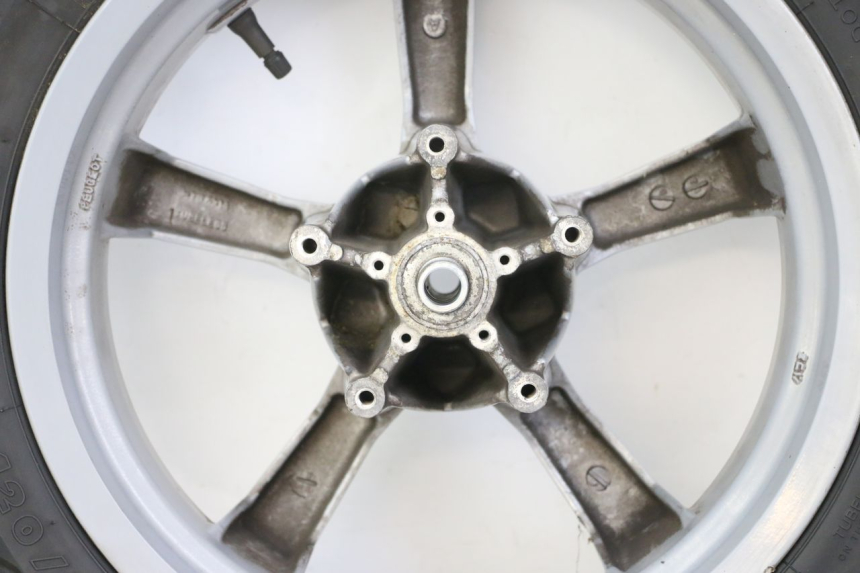 photo de LLANTA DELANTERA Y NEUMÁTICO PEUGEOT SATELIS 125 (2013 - 2018) - Estado de la superficie y material