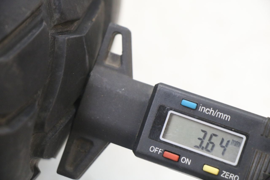 photo de LLANTA DELANTERA Y NEUMÁTICO PEUGEOT SPEEDFIGHT 3 LC 2T 50 (2009 - 2015) - Primer plano de alta resolución