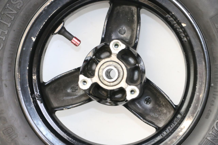 photo de LLANTA DELANTERA Y NEUMÁTICO PEUGEOT TKR TREKKER FURIOUS 50 (2005 - 2014) - Primer plano técnico