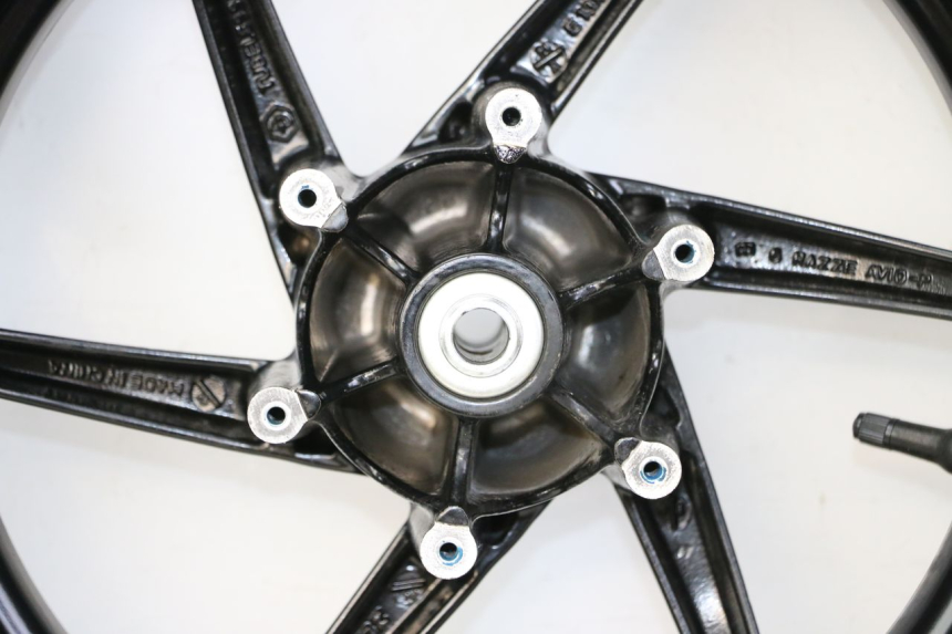 photo de LLANTA DELANTERA Y NEUMÁTICO PIAGGIO NRG POWER PUREJET 50 (2018 - 2021) - Primer plano de alta resolución