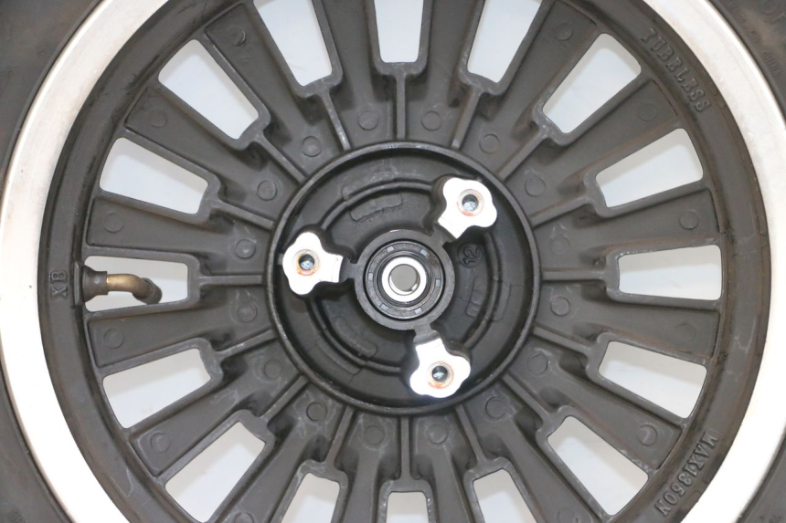 photo de LLANTA DELANTERA Y NEUMÁTICO EFUN PUSA 1 - Primer plano de alta resolución