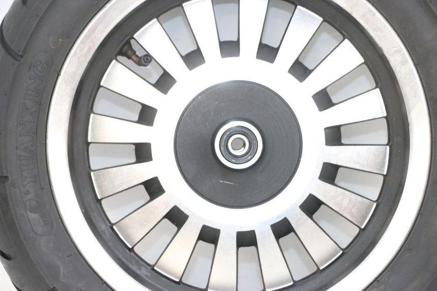 photo de LLANTA DELANTERA Y NEUMÁTICO EFUN PUSA 1 - Estado de la superficie y material