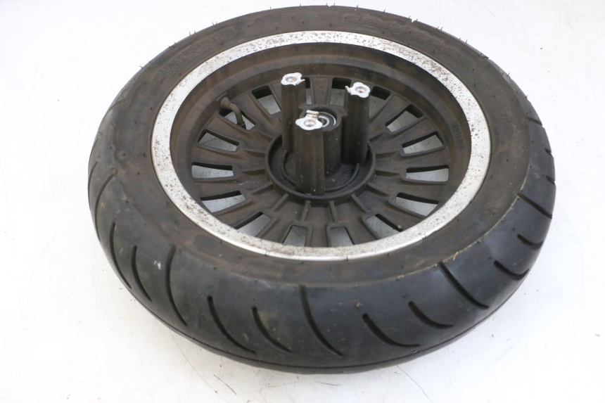 photo de LLANTA DELANTERA Y NEUMÁTICO EFUN PUSA 1 - Primer plano técnico