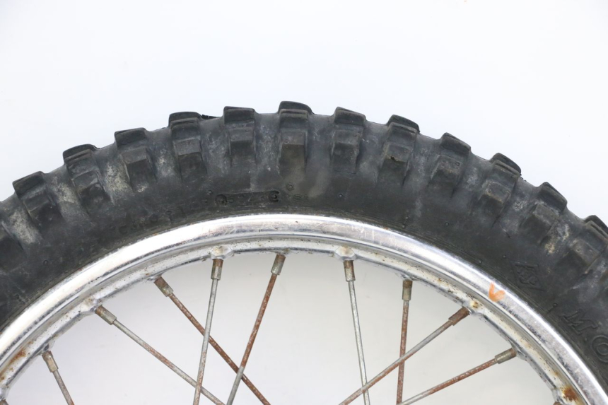 photo de LLANTA DELANTERA Y NEUMÁTICO YAMAHA PW 80 (1983 - 2014) - Zoom sobre los componentes