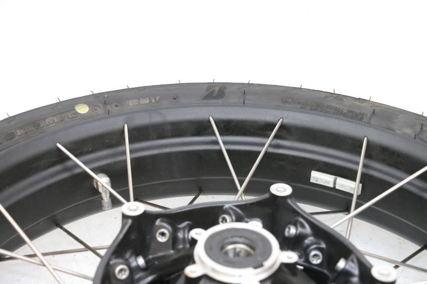photo de LLANTA DELANTERA Y NEUMÁTICO BMW R GS 1250 (2021 - 2024) - Características distintivas