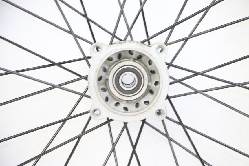 photo de LLANTA DELANTERA Y NEUMÁTICO APOLLO RFZ 125 - Enfoque en la estructura