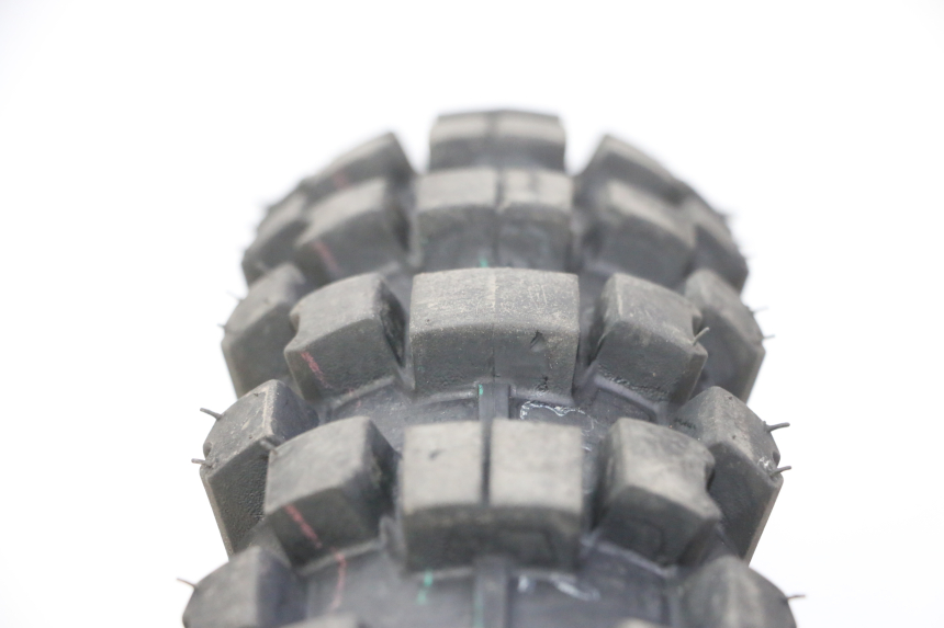 photo de LLANTA DELANTERA Y NEUMÁTICO APOLLO RFZ 150 - Primer plano de alta resolución