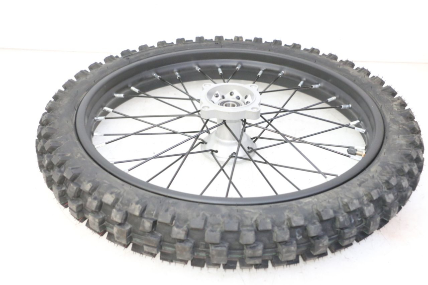 photo de LLANTA DELANTERA Y NEUMÁTICO APOLLO RFZ 125 - Otra perspectiva