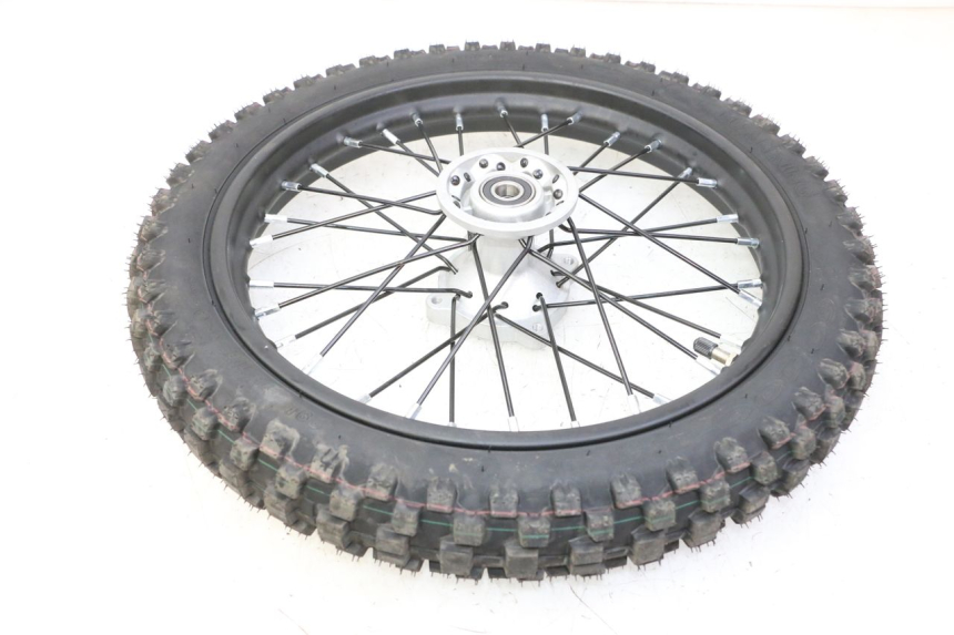 photo de LLANTA DELANTERA Y NEUMÁTICO APOLLO RFZ 125 - Primer plano técnico