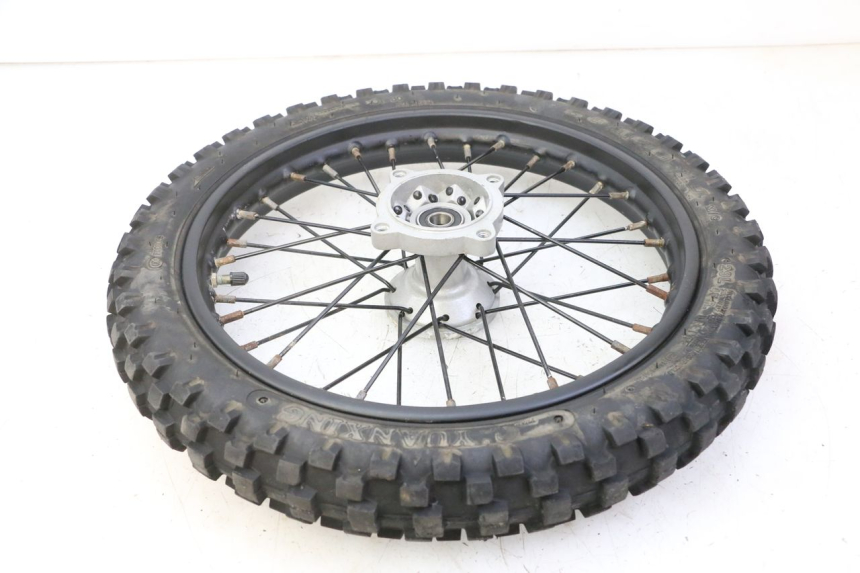 photo de LLANTA DELANTERA Y NEUMÁTICO APOLLO RFZ 125 - Primer plano técnico