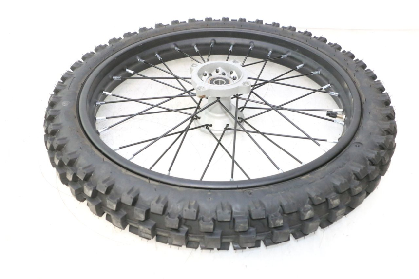 photo de LLANTA DELANTERA Y NEUMÁTICO APOLLO RFZ 150 - Detalles de los puntos de fijación