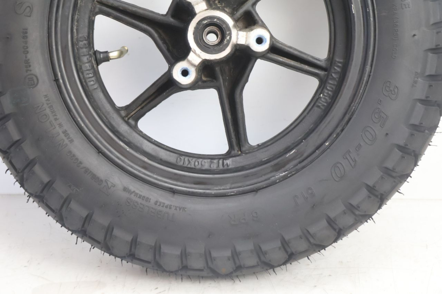 photo de LLANTA DELANTERA Y NEUMÁTICO TNT MOTOR ROMA 10' 2T 50 (2011 - 2018) - Estado de la superficie y material