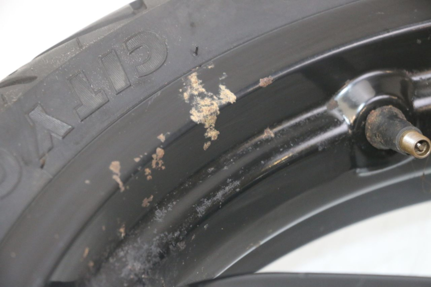 photo de LLANTA DELANTERA Y NEUMÁTICO GILERA RUNNER SL 50 (2006 - 2009) - Primer plano técnico