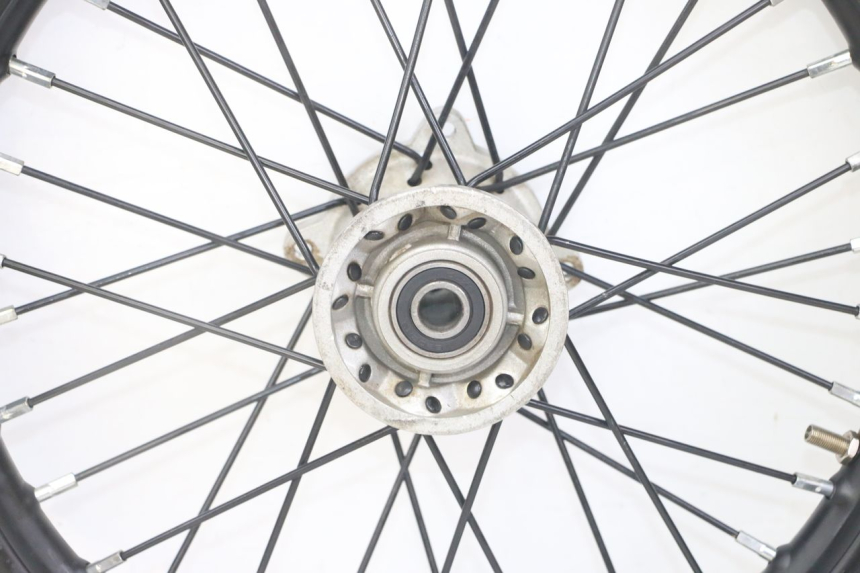 photo de LLANTA DELANTERA Y NEUMÁTICO APOLLO RXF 125 - Otra perspectiva