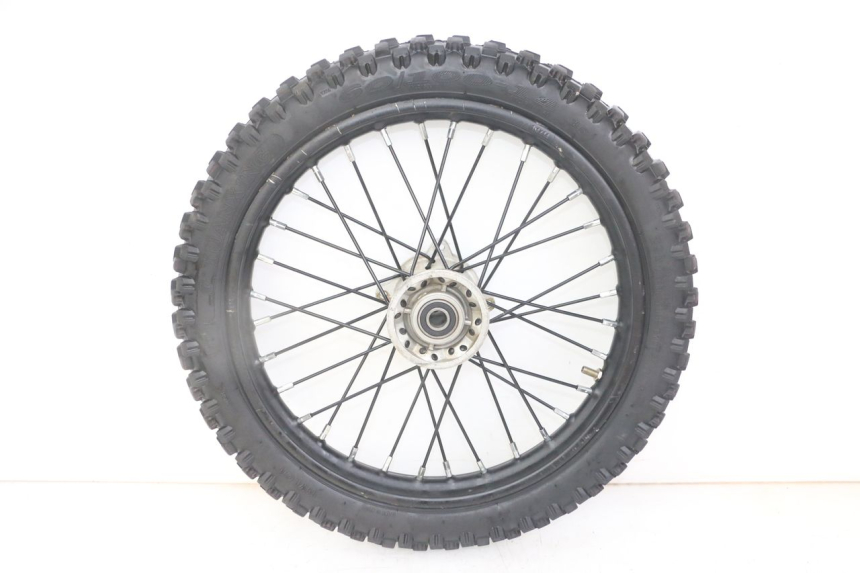 photo de LLANTA DELANTERA Y NEUMÁTICO APOLLO RXF 125 - Primer plano técnico