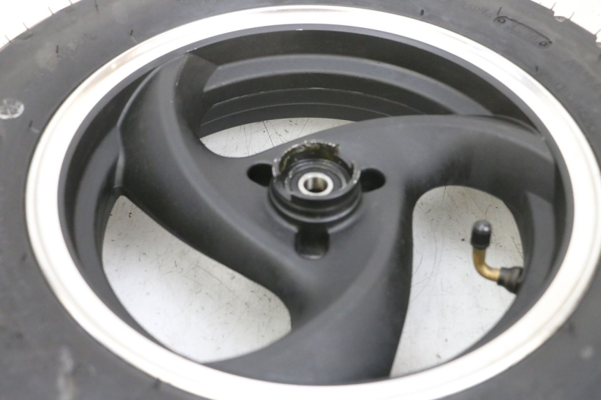 photo de LLANTA DELANTERA Y NEUMÁTICO JM MOTORS SANTANA EVO 50 (2024 - 2026) - Primer plano técnico