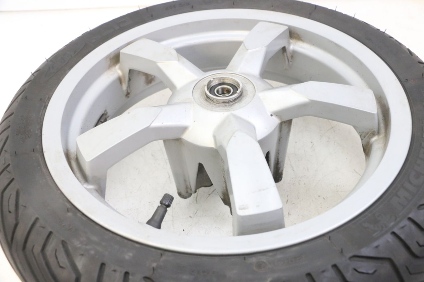 photo de LLANTA DELANTERA Y NEUMÁTICO PEUGEOT SATELIS 125 (2013 - 2018) - Primer plano técnico