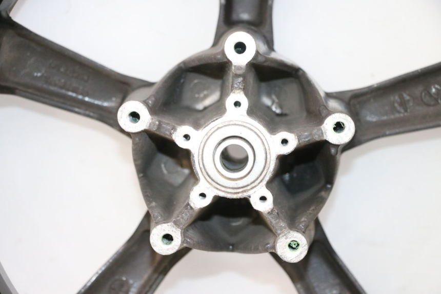 photo de LLANTA DELANTERA Y NEUMÁTICO PEUGEOT SATELIS 125 (2013 - 2018) - Características distintivas