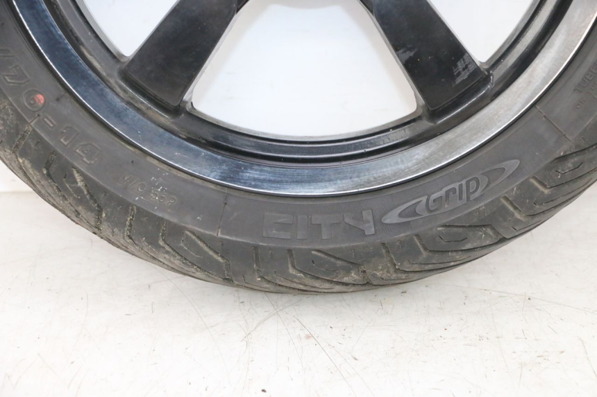 photo de LLANTA DELANTERA Y NEUMÁTICO PEUGEOT SATELIS 125 (2013 - 2018) - Primer plano de alta resolución