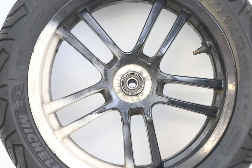 photo de LLANTA DELANTERA Y NEUMÁTICO PEUGEOT SPEEDFIGHT 4 4T EFI 50 (2021 - 2025) - Zoom sobre los componentes