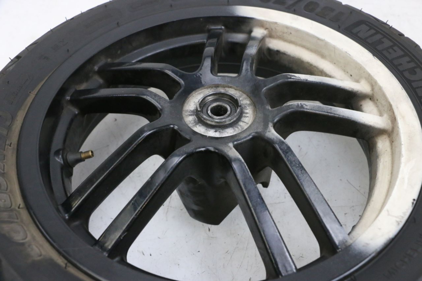 photo de LLANTA DELANTERA Y NEUMÁTICO PEUGEOT SPEEDFIGHT 4 4T EFI 50 (2021 - 2025) - Primer plano técnico