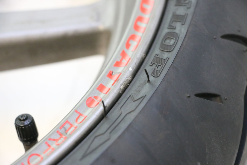photo de LLANTA DELANTERA Y NEUMÁTICO DUCATI SS IE DS CARENEE 1000 (2002 - 2006) - Detalle de la pieza