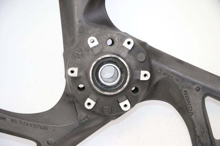 photo de LLANTA DELANTERA Y NEUMÁTICO HONDA ST PAN EUROPEAN 1300 (2002 - 2013) - Primer plano de alta resolución