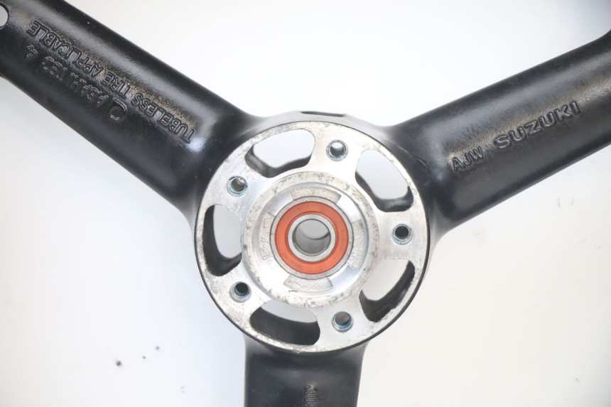 photo de LLANTA DELANTERA Y NEUMÁTICO SUZUKI GSF S BANDIT 600 (2000 - 2004) - Primer plano técnico