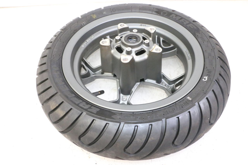 photo de LLANTA DELANTERA Y NEUMÁTICO APRILIA SXR 50 (2021 - 2023) - Primer plano técnico