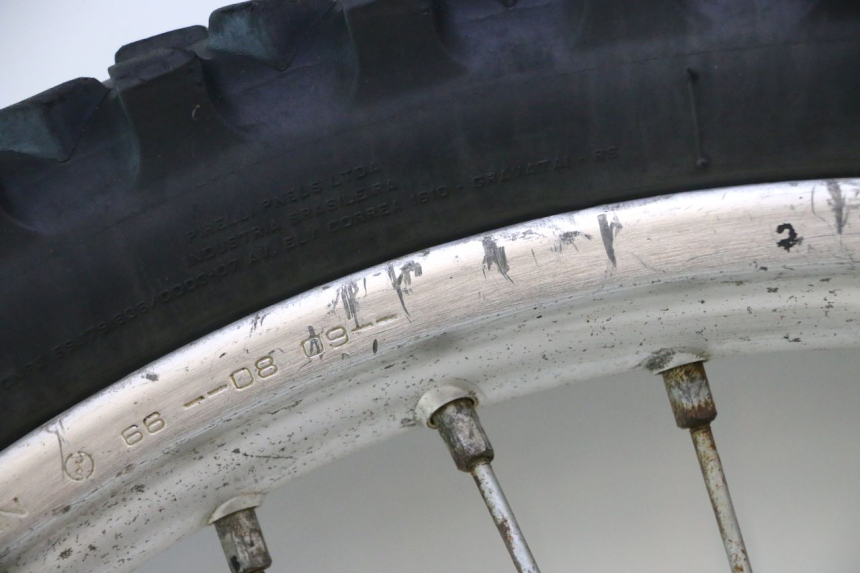 photo de LLANTA DELANTERA Y NEUMÁTICO HUSABERG TE 250 (2011 - 2014) - Primer plano técnico