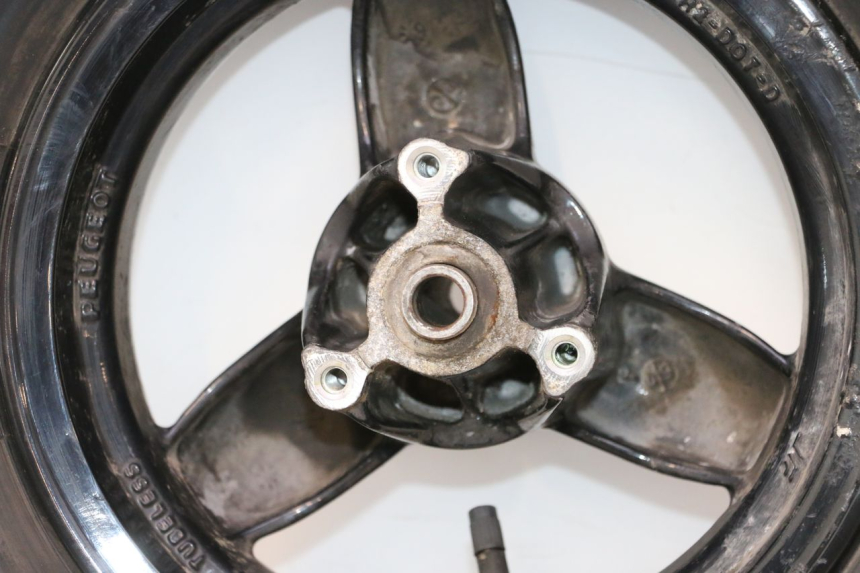 photo de LLANTA DELANTERA Y NEUMÁTICO PEUGEOT TKR TREKKER FURIOUS 50 (2005 - 2014) - Primer plano de alta resolución