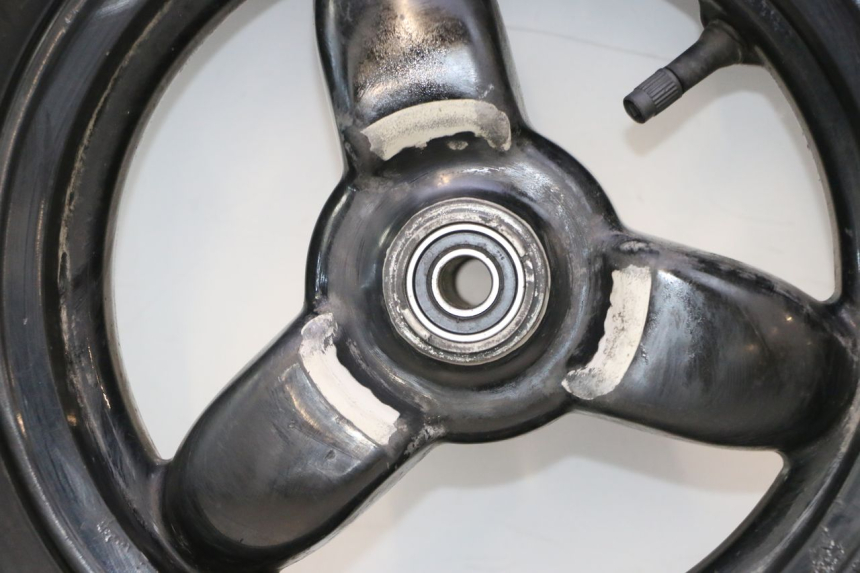 photo de LLANTA DELANTERA Y NEUMÁTICO PEUGEOT TKR TREKKER FURIOUS 50 (2005 - 2014) - Enfoque en la estructura