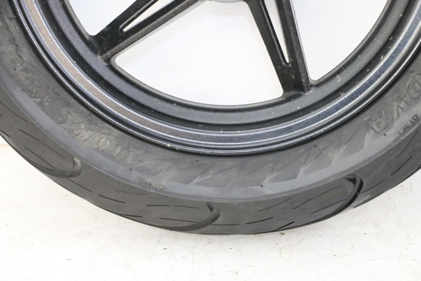 photo de LLANTA DELANTERA Y NEUMÁTICO TNT MOTOR BOSTON 4T 50 (2018 - 2025) - Zoom sobre los componentes