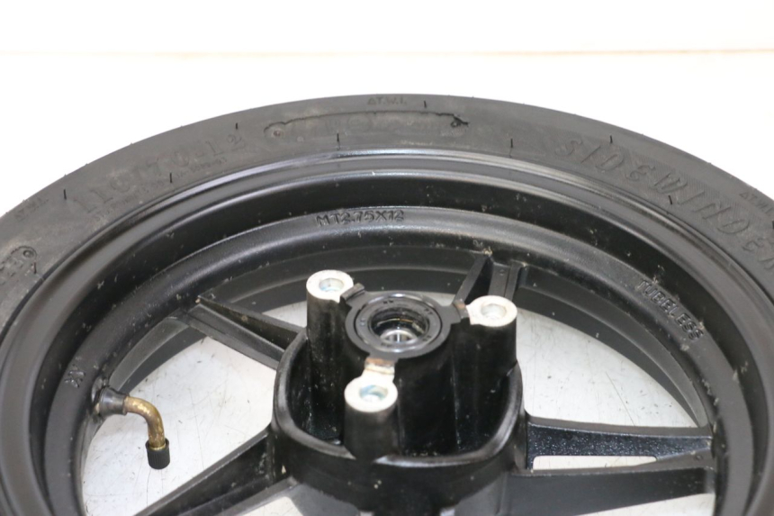 photo de LLANTA DELANTERA Y NEUMÁTICO TNT MOTOR BOSTON 4T 50 (2018 - 2025) - Primer plano técnico