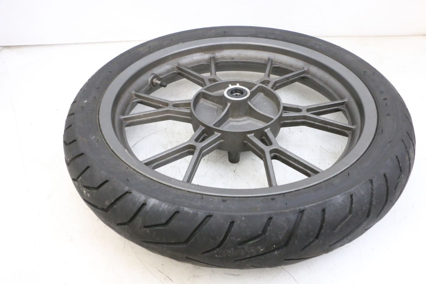 photo de LLANTA DELANTERA Y NEUMÁTICO KSR TR SM 50 (2015 - 2018) - Primer plano técnico