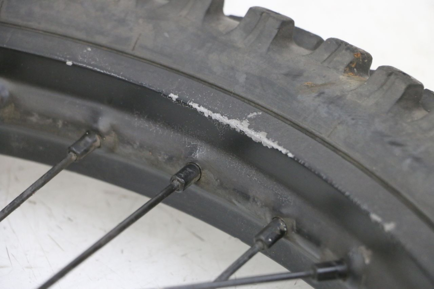 photo de LLANTA DELANTERA Y NEUMÁTICO YAMAHA TTR 125 (2000 - 2020) - Primer plano técnico