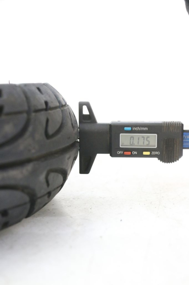 photo de LLANTA DELANTERA Y NEUMÁTICO PEUGEOT V-CLIC VCLIC 50 (2007 - 2013) - Detalles de los puntos de fijación