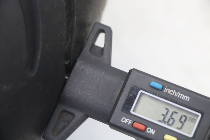 photo de LLANTA DELANTERA Y NEUMÁTICO PEUGEOT VIVACITY NEW 2T 50 (2008 - 2017) - Primer plano de alta resolución