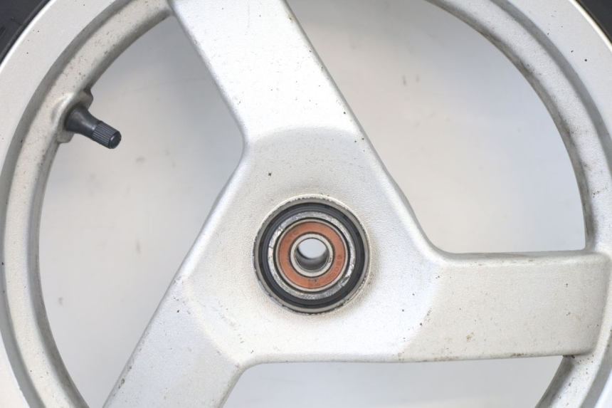 photo de LLANTA DELANTERA Y NEUMÁTICO PEUGEOT VIVACITY NEW 2T 50 (2008 - 2017) - Primer plano técnico