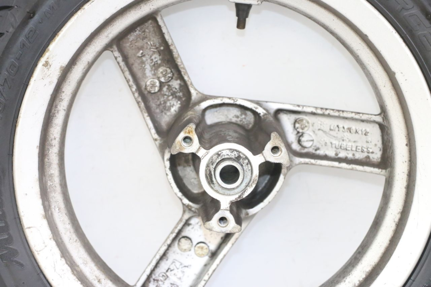 photo de LLANTA DELANTERA Y NEUMÁTICO PEUGEOT VIVACITY NEW 2T 50 (2008 - 2017) - Primer plano de alta resolución