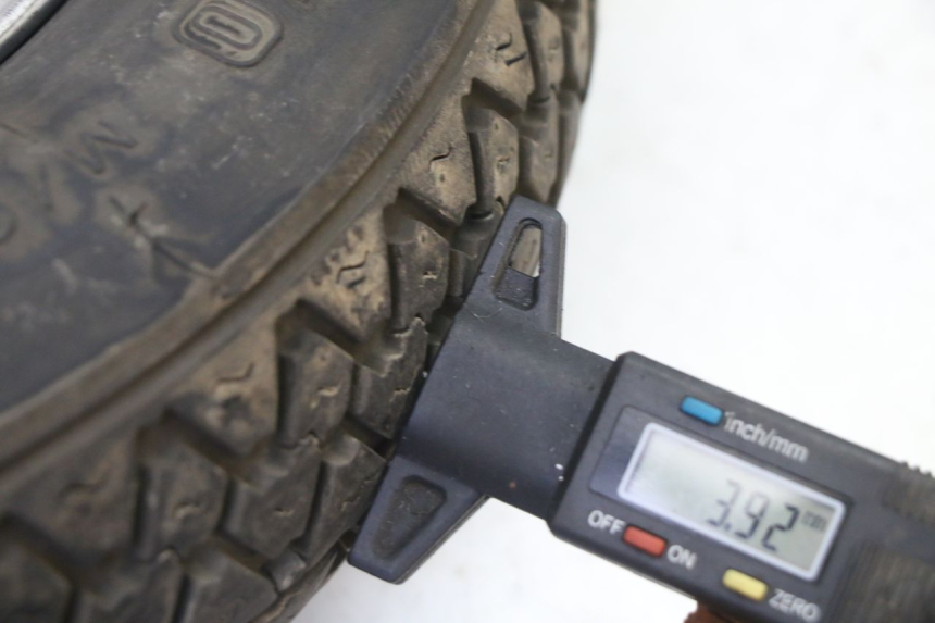 photo de LLANTA DELANTERA Y NEUMÁTICO MBK WAAP 125 (2008 - 2013) - Primer plano de alta resolución