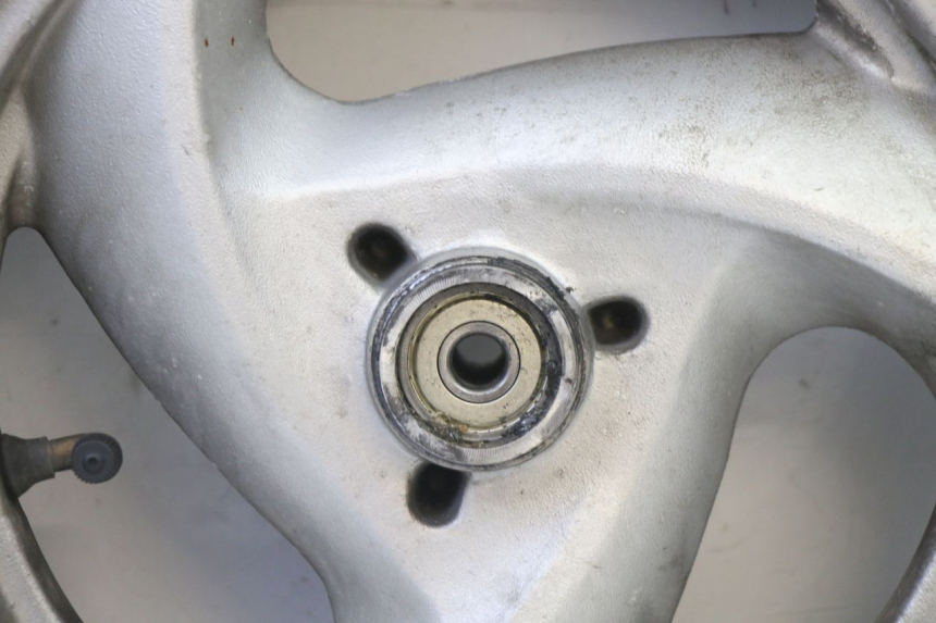 photo de LLANTA DELANTERA Y NEUMÁTICO MBK WAAP 125 (2008 - 2013) - Primer plano técnico