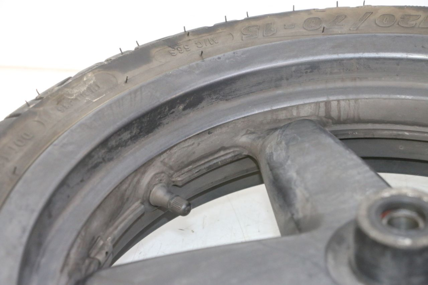 photo de LLANTA DELANTERA Y NEUMÁTICO YAMAHA X-MAX XMAX 125 (2010 - 2013) - Primer plano de alta resolución