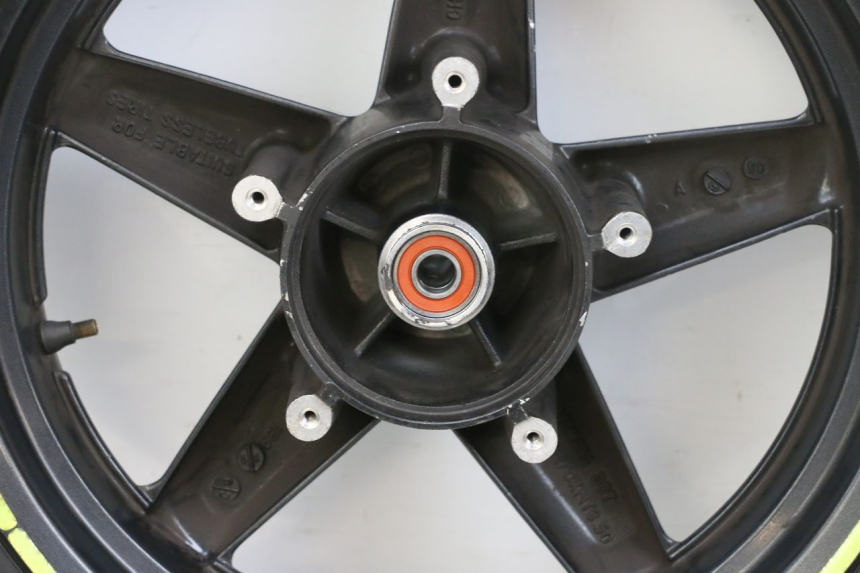 photo de LLANTA DELANTERA Y NEUMÁTICO YAMAHA XMAX X-MAX 125 (2006 - 2009) - Zoom sobre los componentes