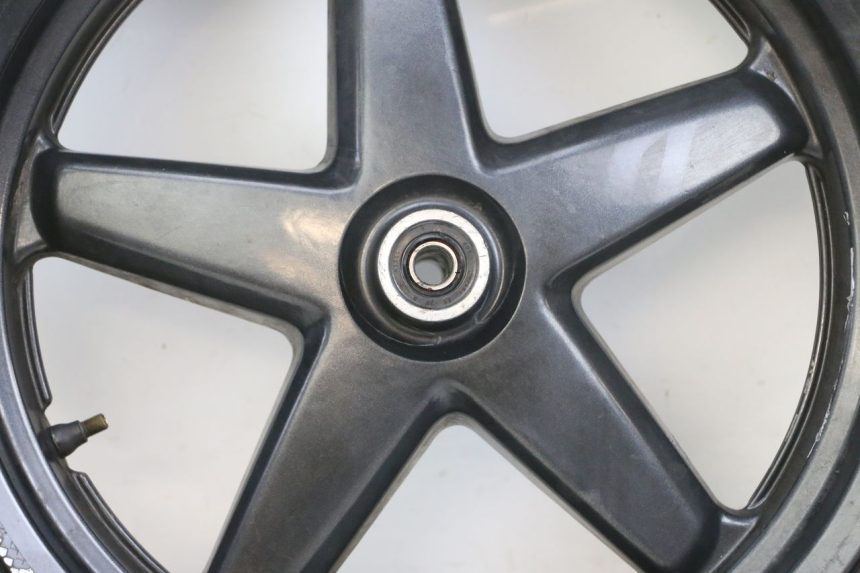 photo de LLANTA DELANTERA Y NEUMÁTICO YAMAHA XMAX X-MAX 125 (2006 - 2009) - Enfoque en la estructura