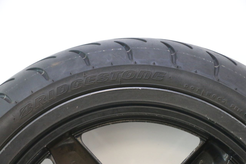 photo de LLANTA DELANTERA Y NEUMÁTICO YAMAHA XMAX X-MAX 125 (2006 - 2009) - Zoom sobre los componentes