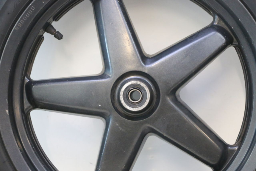 photo de LLANTA DELANTERA Y NEUMÁTICO YAMAHA XMAX X-MAX 125 (2006 - 2009) - Enfoque en la estructura