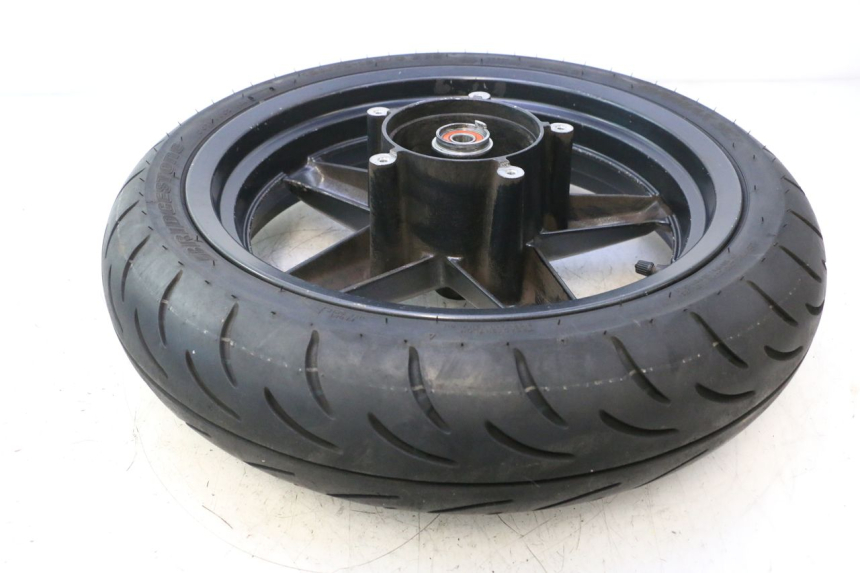 photo de LLANTA DELANTERA Y NEUMÁTICO YAMAHA XMAX X-MAX 125 (2006 - 2009) - Primer plano técnico