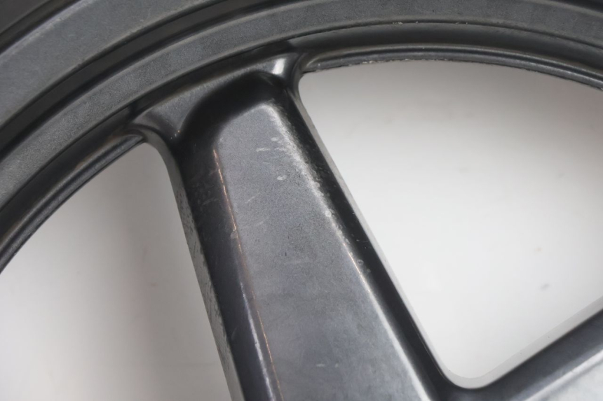 photo de LLANTA DELANTERA Y NEUMÁTICO YAMAHA X-MAX XMAX 125 (2010 - 2013) - Primer plano técnico